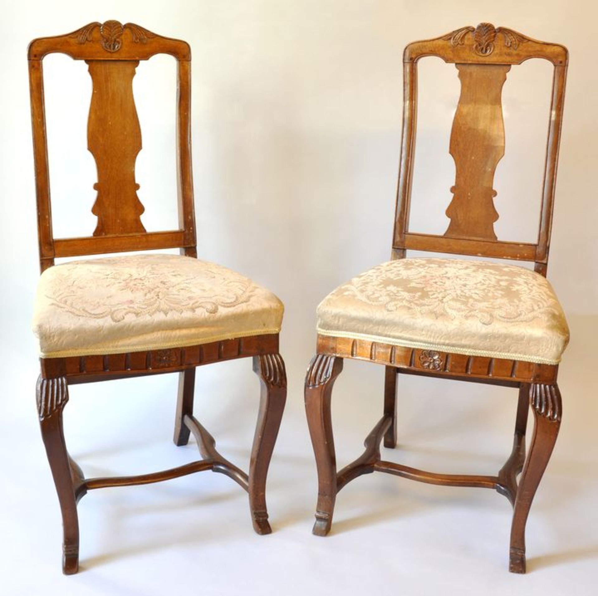 Paar Stühle, Sachsen, 1. H.18. Jh.Laubholz, Nussbaum gebeizt, geschwungene und geschnitzte Beine