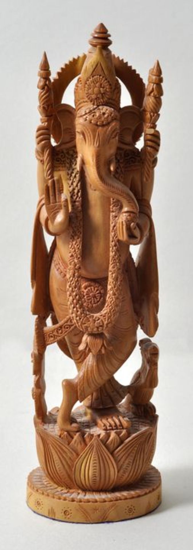Indien. Ganesha.Sandelholz, geschnitzt. Aufwenig gearbeitete Figur der hinduistischen Gottheit