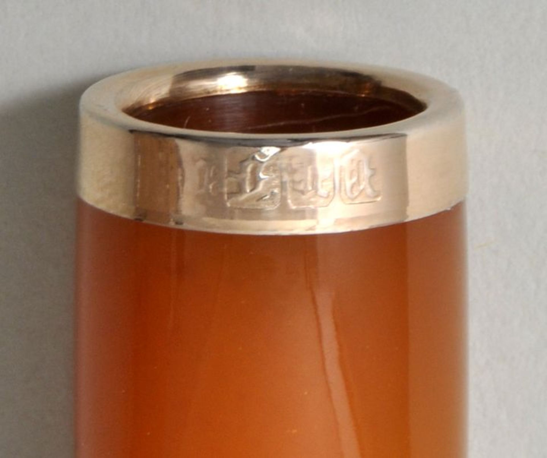 Bernstein-Zigarettenspitze, ca. 1920Bernstein, vergoldeter Ring, guter Zustand. L. 53 mm. Im - Bild 3 aus 3