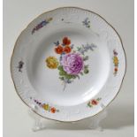 Tiefer Teller, Meissen, um 1770Porzellan. Neu-Spanischer Reliefzierrat, Manierblumenmalerei mit