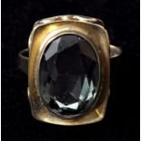 Ring, VEB Fischlandschmuck, 20. Jh.Gg 333, besetzt mit Diopsid (Ovalschliff, D. 17 mm). D. 20 mm/ RM