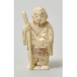 Netsuke, Japan, 20. Jh.Glücksgott Ebisu (?). Elfenbein, geschnitzt, Binnengravur zweifarbig