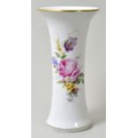 Vase, Meissen, um 1900Trompetenform. Bunte Blumenmalerei (Buketts und Insekten), Goldrand.