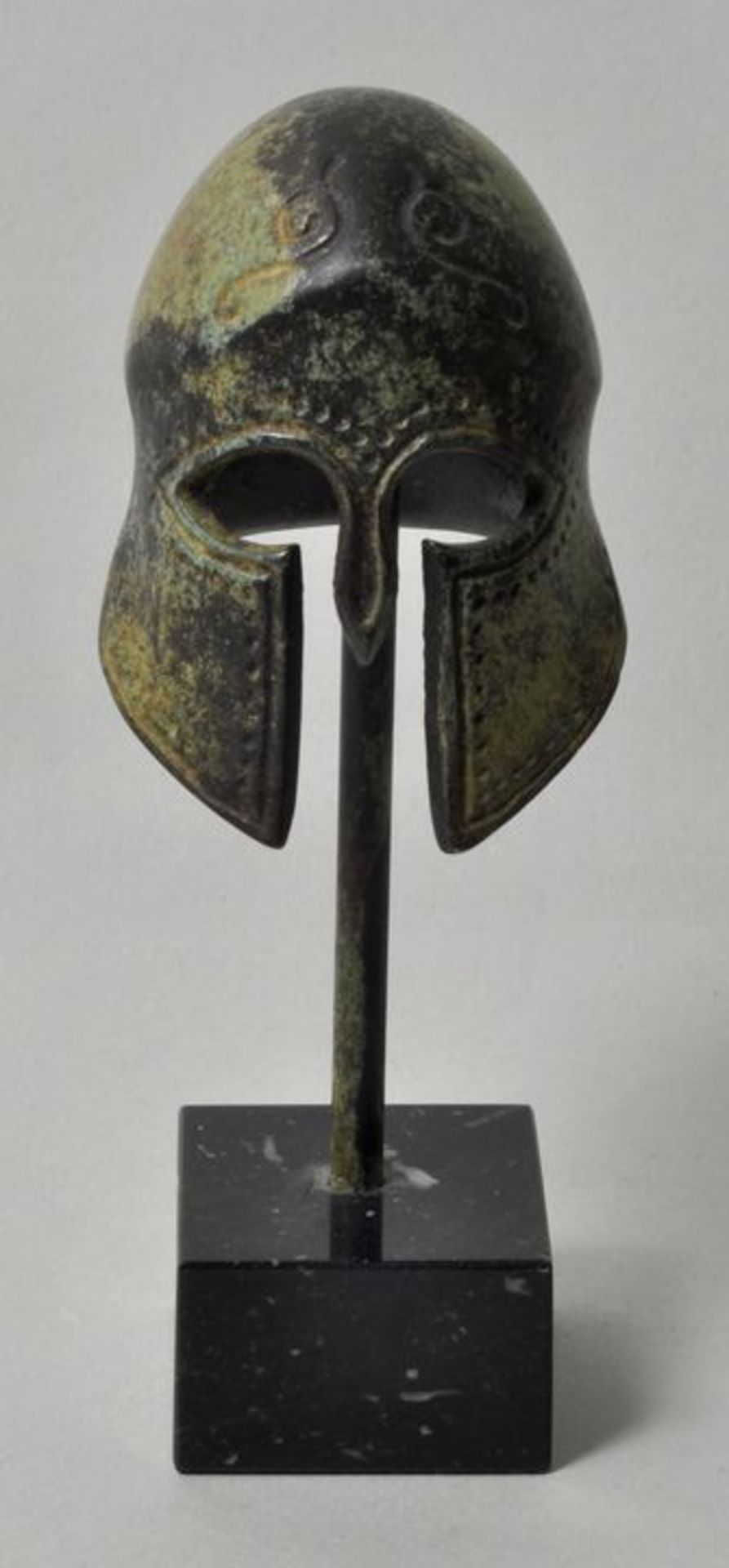 Miniatur-Modell eines korinthischen Helms, wohl Italien, 19./20. Jh.Bronze, grüne Patina, auf