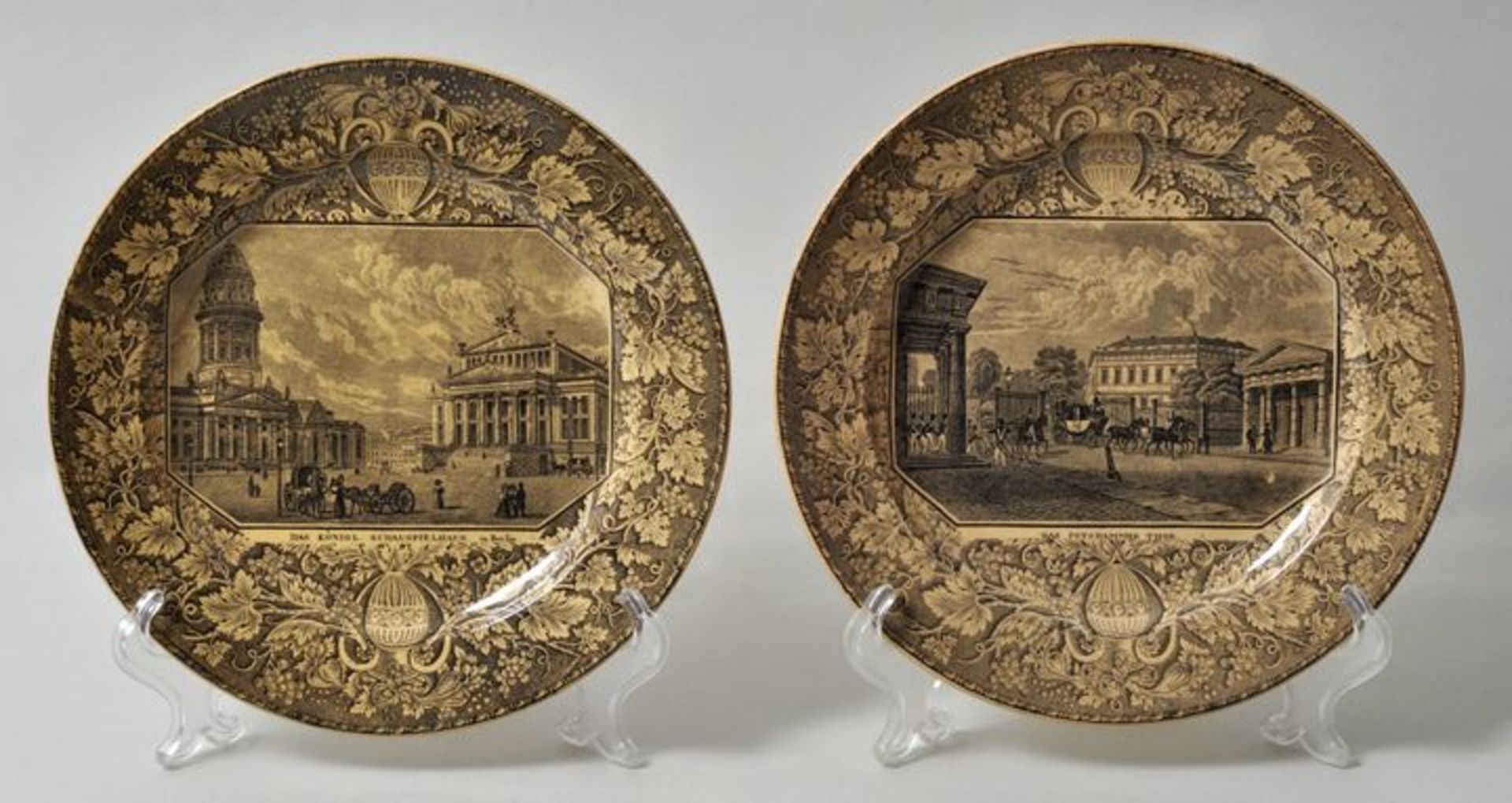 Paar Teller mit Ansichten von Berlin, um 1860Steingut, Kupferumdruckdekor in Schwarz: "Das Königl.