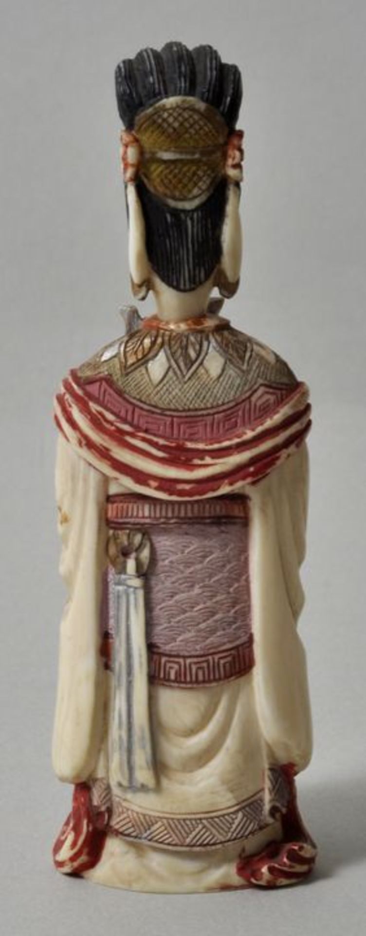 Elfenbeinfigur snuff bottle, China, 2. H. 19. Jh./ um 1900Geschnitzt, Details farbig. Figur einer - Bild 2 aus 2