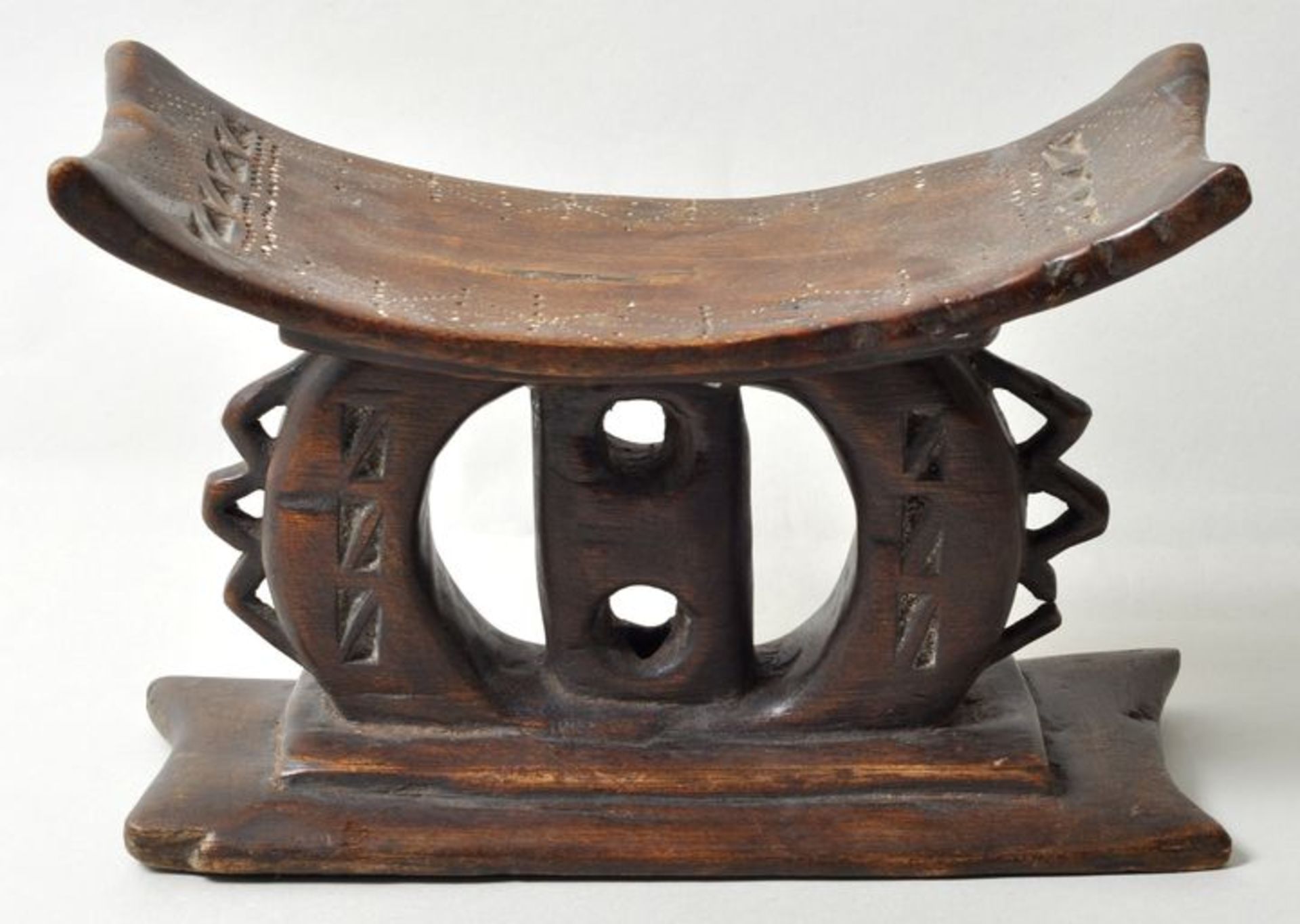 Kopfstütze, Ghana, Ashanti (?)Holz, geschnitzt aus einem Stück, Kerbschnitzverzierung und