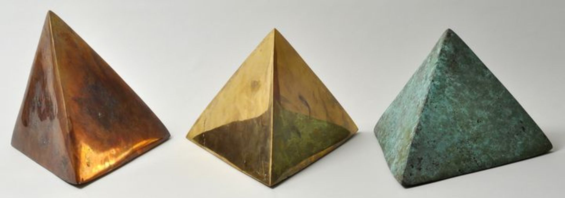 Reichstein, ThomasSerie von 3 Objekten in Pyramidenform. Bronze, grüne, kupferfarbene bzw.