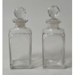 Paar Flaschen, um 1800/ fr. 19. Jh.Farbloses Glas, Abriss kugelig ausgeschliffen, vierseitiger