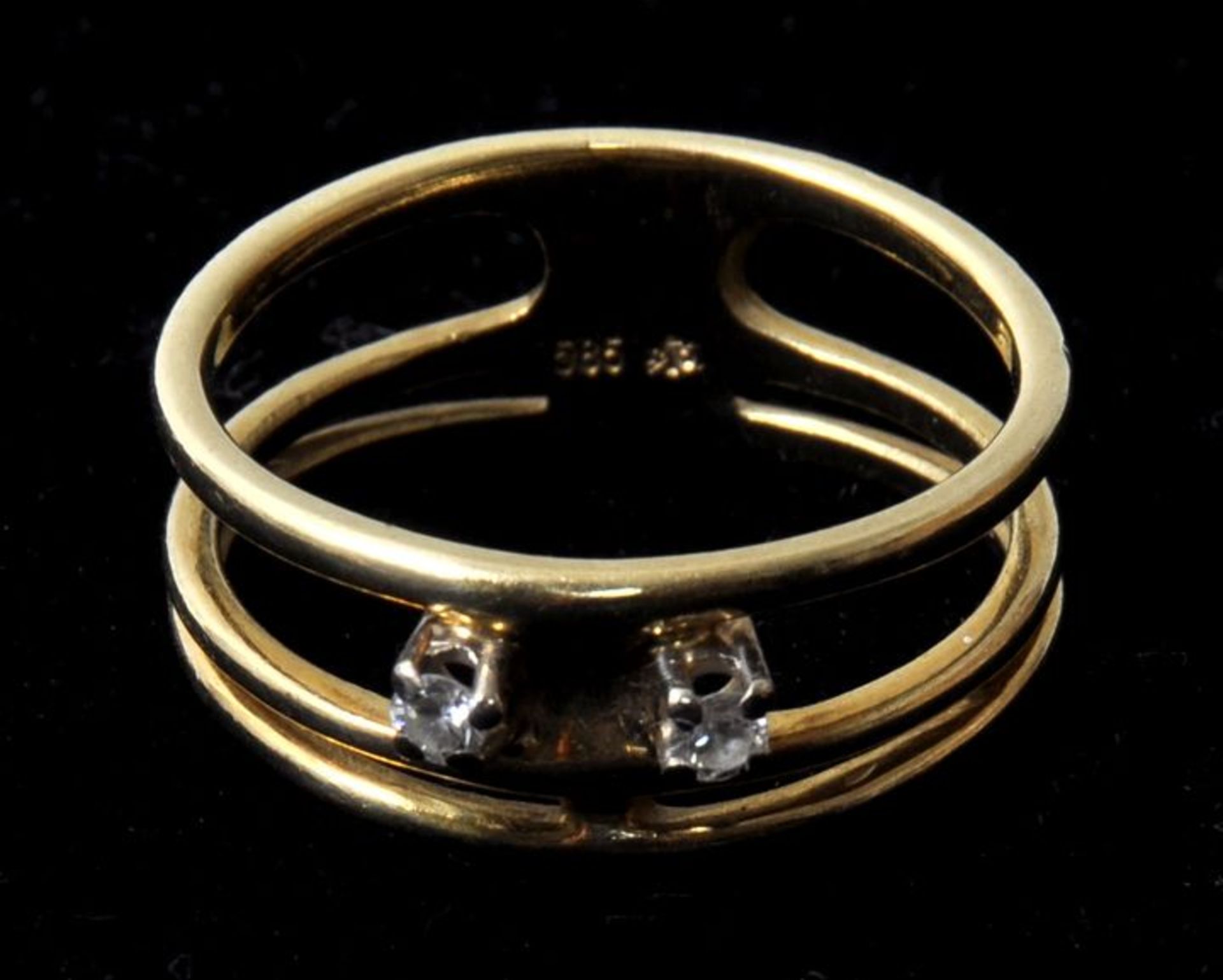 Damenring, 2. H. 20. Jh.Gg 585, 2 kl. Brillanten zus. ca. 0,07 ct., D. 18 mm/ RM 57, G. ca. 4,6 g- -