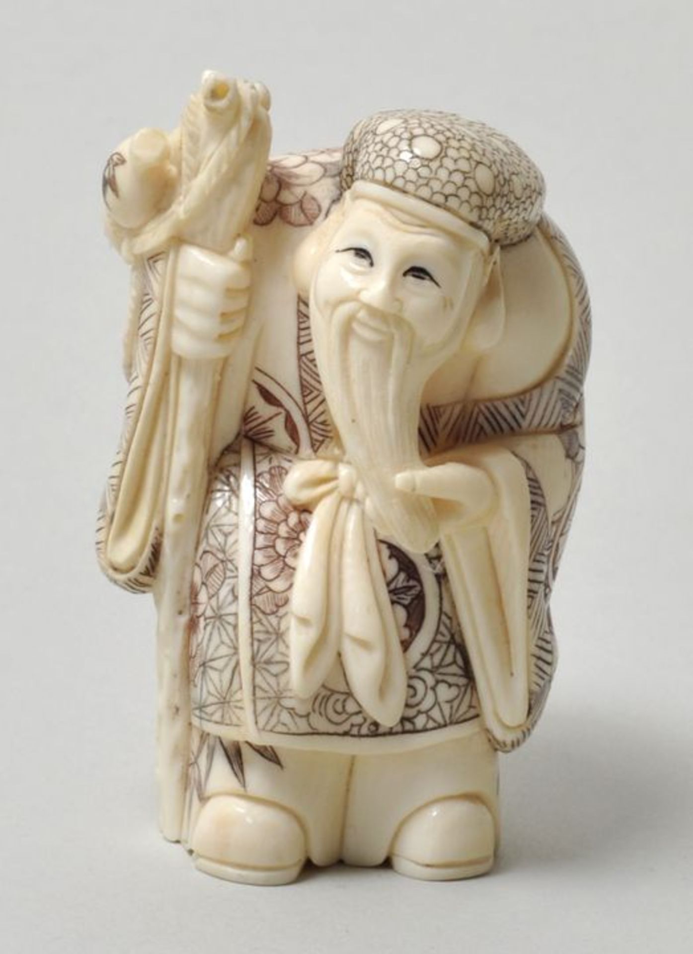 Netsuke-Okimono, Japan, 20. Jh.Glücksgott (?) mit Kalebasse. Elfenbein, Binnengravur zweifarbig