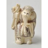 Netsuke-Okimono, Japan, 20. Jh.Glücksgott (?) mit Kalebasse. Elfenbein, Binnengravur zweifarbig