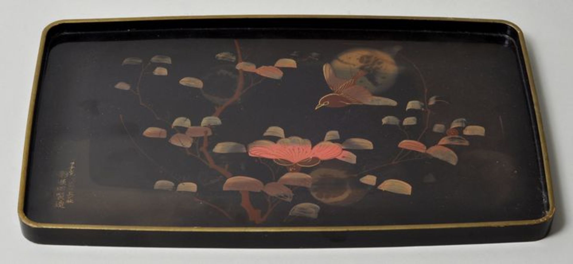 Lacktablett, Japan, 20. Jh.Holz, Malerei auf Schwarzlack: Singvogel inmitten der Zweige einer