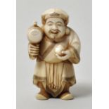 Netsuke, Japan, Meiji-Periode (1868-1912)Daikoku. Elfenbein, geschnitzt, feine Binnengravur