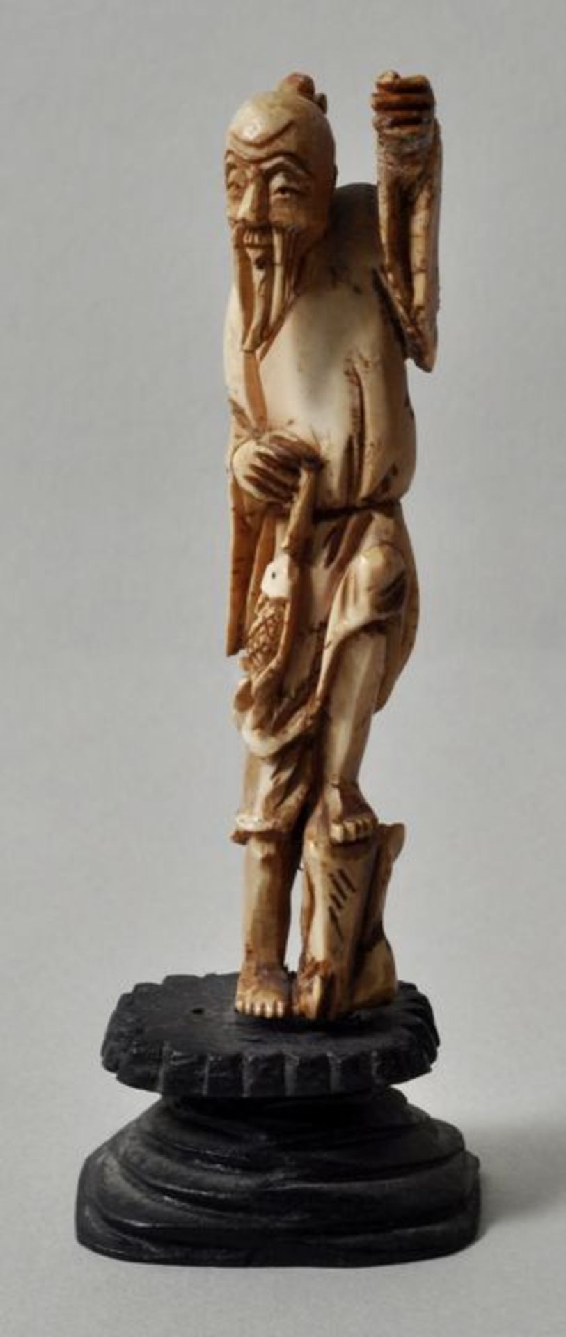Okimono, Japan, 19. Jh.Zahn/ Elfenbein, geschnitzte Figur eines Anglers. Der Gegenstand in der