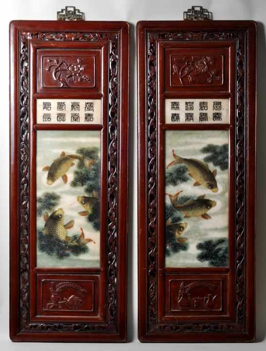 Paar Wanddekorationen, China, um 1900Holzrahmen rötliches Holz, im Randbereich durchbrochen,