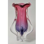 Vase, Chribska/ Czechoslowakei, wol Josef Hospodka, 2. H. 20. Jh.Farbloses Glas mit pinkfarbenem, in