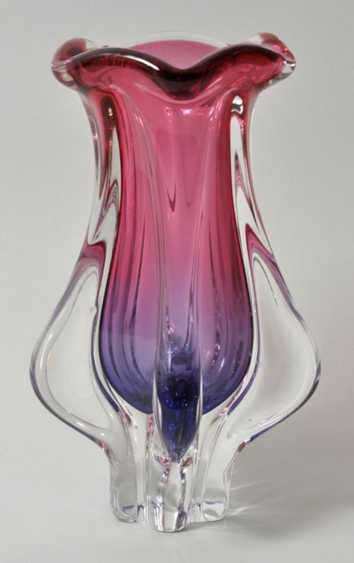 Vase, Chribska/ Czechoslowakei, wol Josef Hospodka, 2. H. 20. Jh.Farbloses Glas mit pinkfarbenem, in