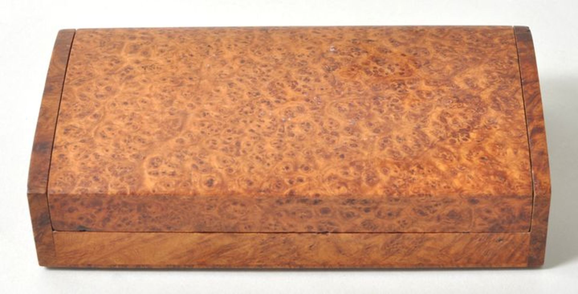 Holzschachtel/ Zigarrenschachtel, 20. Jh.Rötliches Wurzelholz. 4,5 x 18 x 9 cm- - -25.00 % buyer's