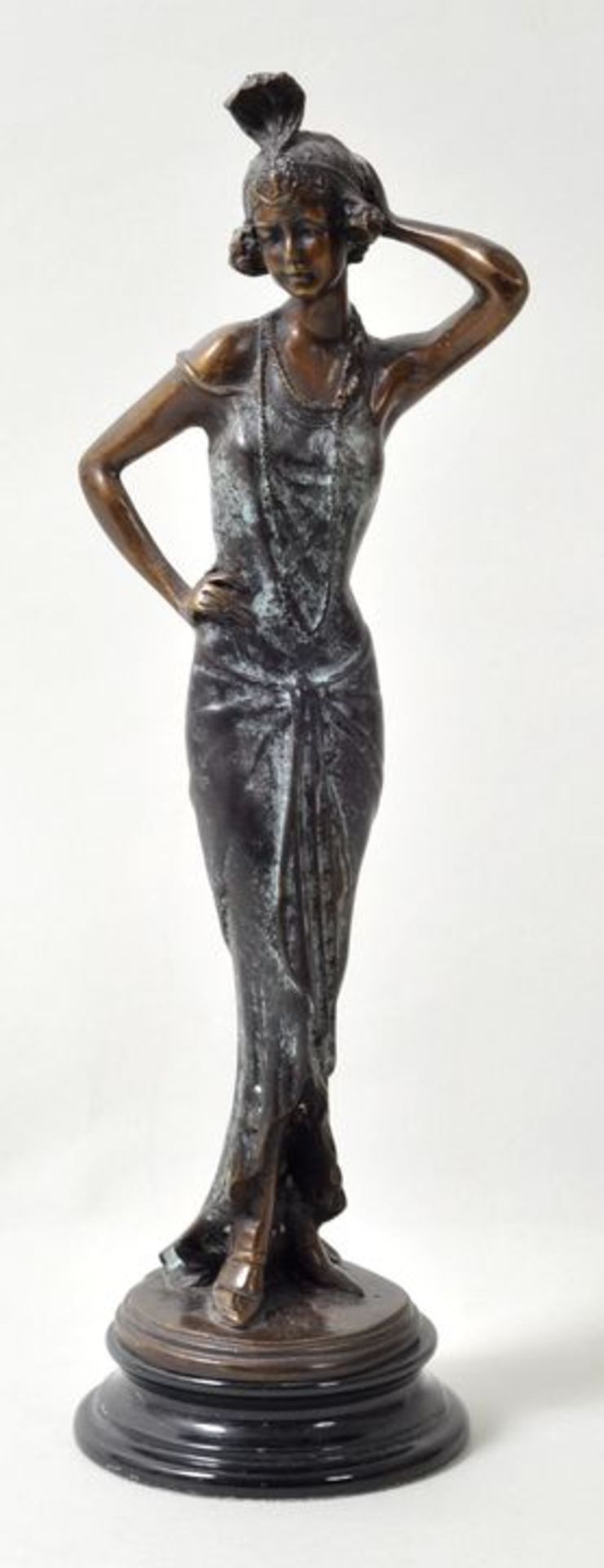 Elegante Art Déco-Figur.Bronze, gegossen, partiell patiniert. Motiv der 1920er/1930er Jahre; hier