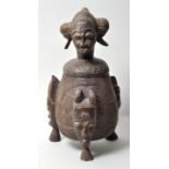 Behältnis mit anthropomorphem Deckel, Elfenbeinküste, BauleHolz, geschnitzt, gebauchte Form auf drei