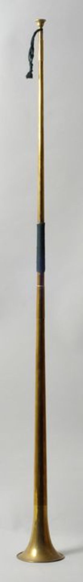 Geradtrompete (Naturtrompete), Ende 19./ 20. Jh.Messing, im Schalltrichter kl. Delle, L. 127,5 cm- -