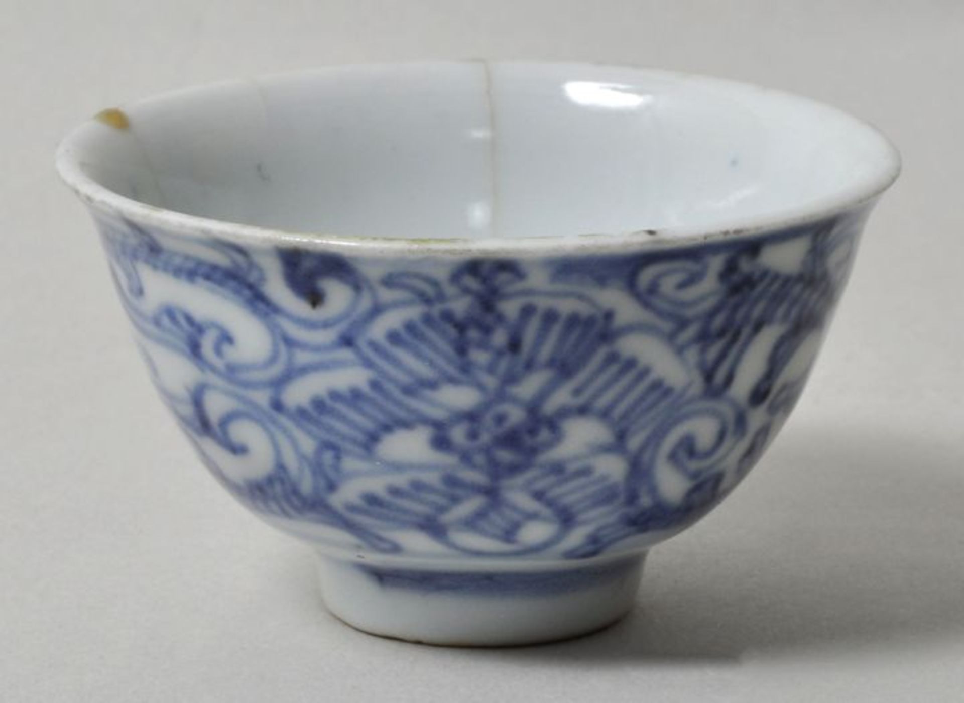 Kumme, China, Qing-Dynastie (1644-1911)Porzellan, blau-weiß-Dekor, Haarrisse, Randchips.