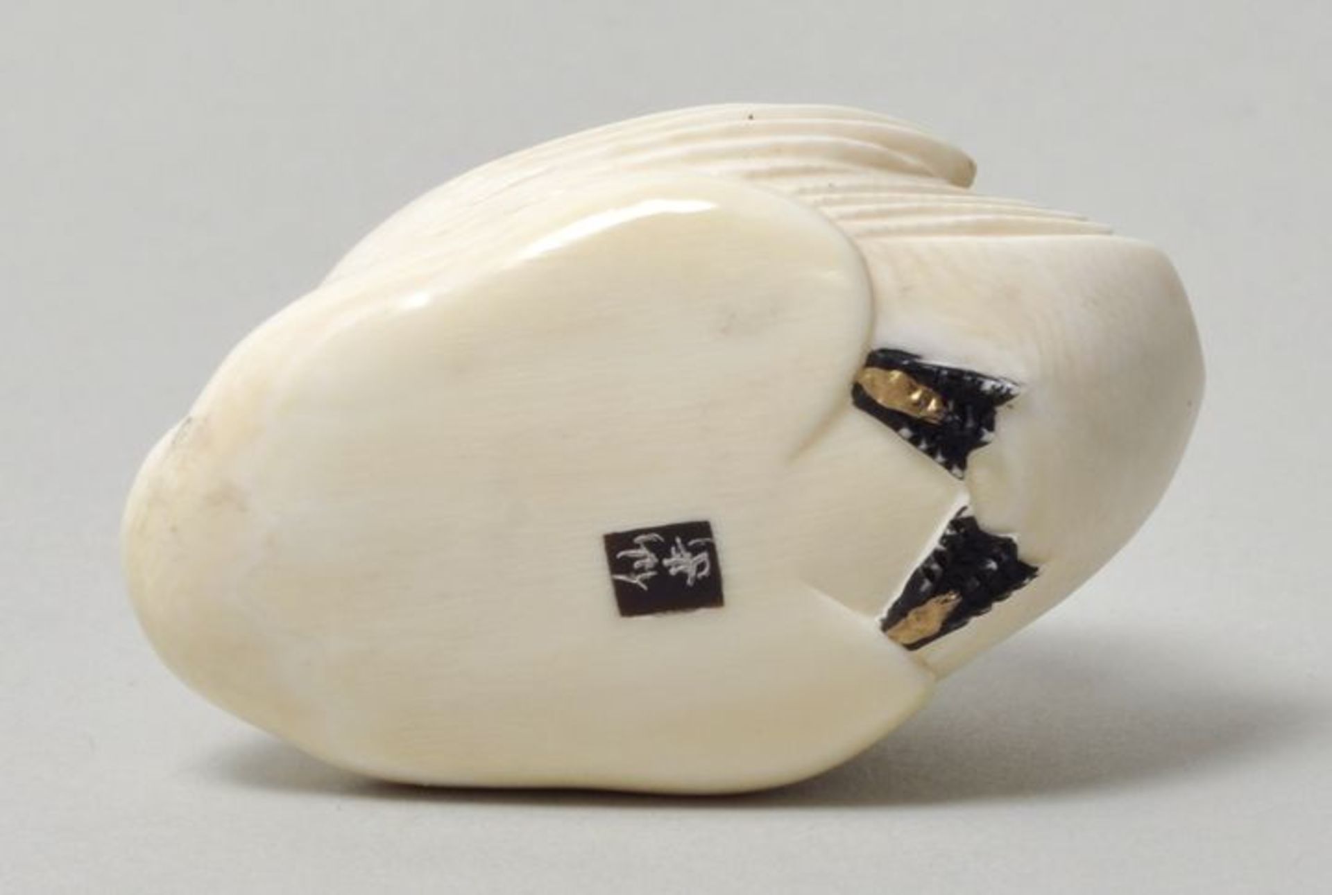 Netsuke-Okimono, Japan, 20. Jh.Elfenbein, geschnitzt, Details schwarz-gold. Ein Schwan. Sign. auf - Bild 2 aus 2