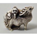 Netsuke, Japan, 19. Jh.Mann mit Hirsch. Bein/ Elfenbein, geschnitzt, Binnengravur schwarz