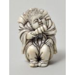 Netsuke, Japan, 19./ 20. Jh.Beleibter Mann beim Verzehren eines Fleisch-oder Fischspießes.