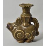 Wassertropfer (?), China, Qing-Dynastie oder früherPorzellan, olivfarbene Glasur (sog. teadust),