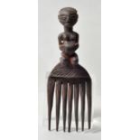 Kamm, Songye (?), KongoHolz, geschnitzt, Bekrönung durch weibliche Figur, L. 24,5 cm- - -25.00 %