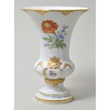 Vase, Meissen, 2. H. 20. Jh.Form mit doppelt abgesetztem Fuß, Reliefrocaillenrand und