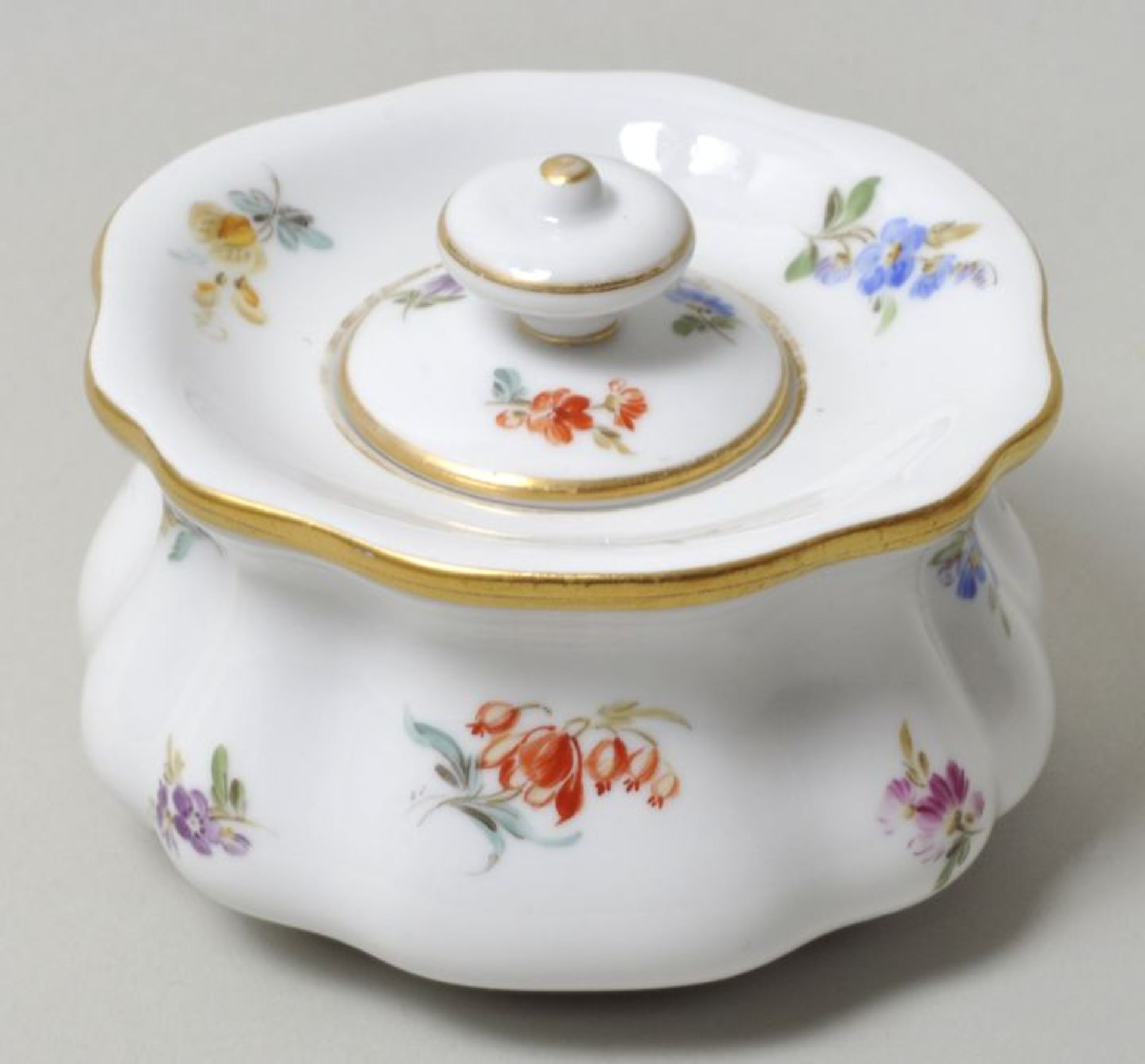 Tintenfass, Meissen, um 1870Porzellan, Streublümchendekor, Goldrand. Schwertermarke. D. 9 cm- - -