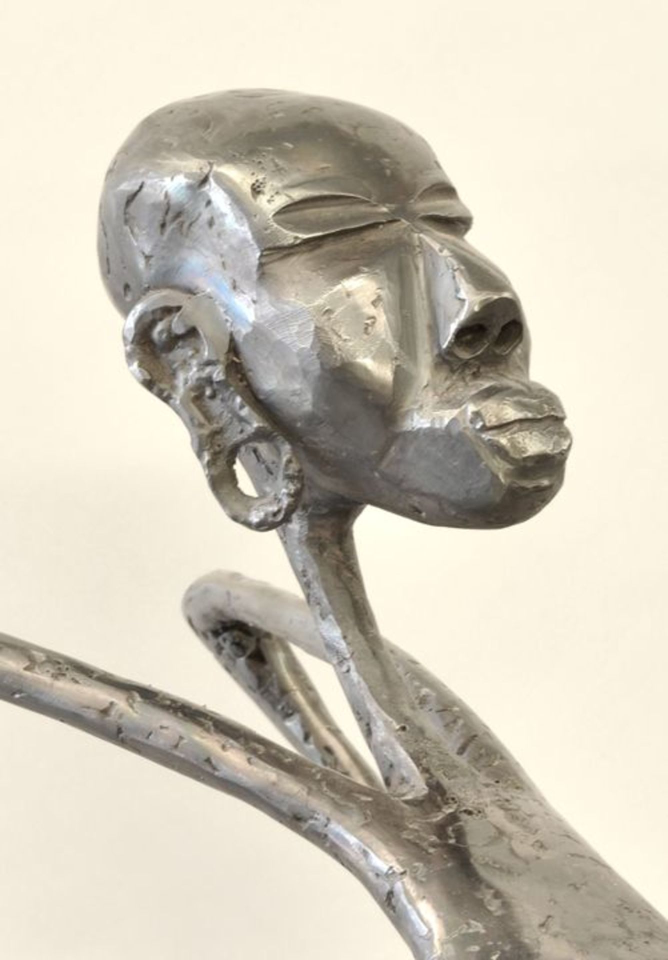 UnbekanntWeibliche Aktfigur, afrikanisch. Metallguss, H. 140 cm- - -25.00 % buyer's premium on the - Bild 2 aus 2