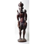 Männliche Figur eines Jägers, modernes SchwarzafrikaHolz, geschnitzt, H. 103 cm- - -25.00 % buyer'