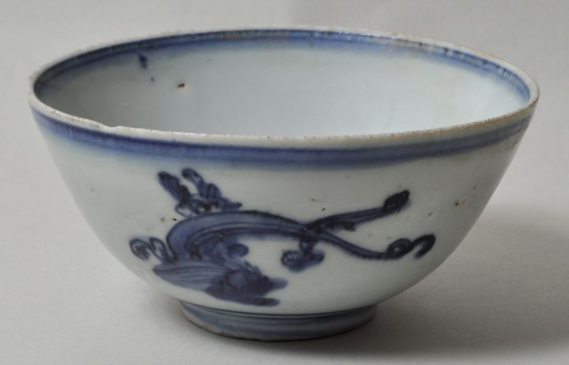 China. Kumme.Porzellan mit Malerei in Unterglasurblau. Flüchtig gezeichnete Marke, wohl Tongzhi,