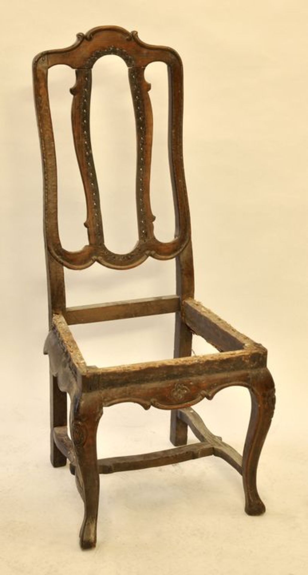 Stuhl, Mitte 18. Jh.Eiche, allseitig geschweiftes und zart beschnitztes Gestell, Polsterung
