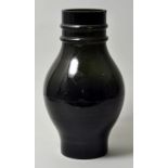 Großes Vorratsgefäß/ Vase, Waldglas, 18./ 19. JH.Grünes, dickwandiges Glas, gebauchte Form,