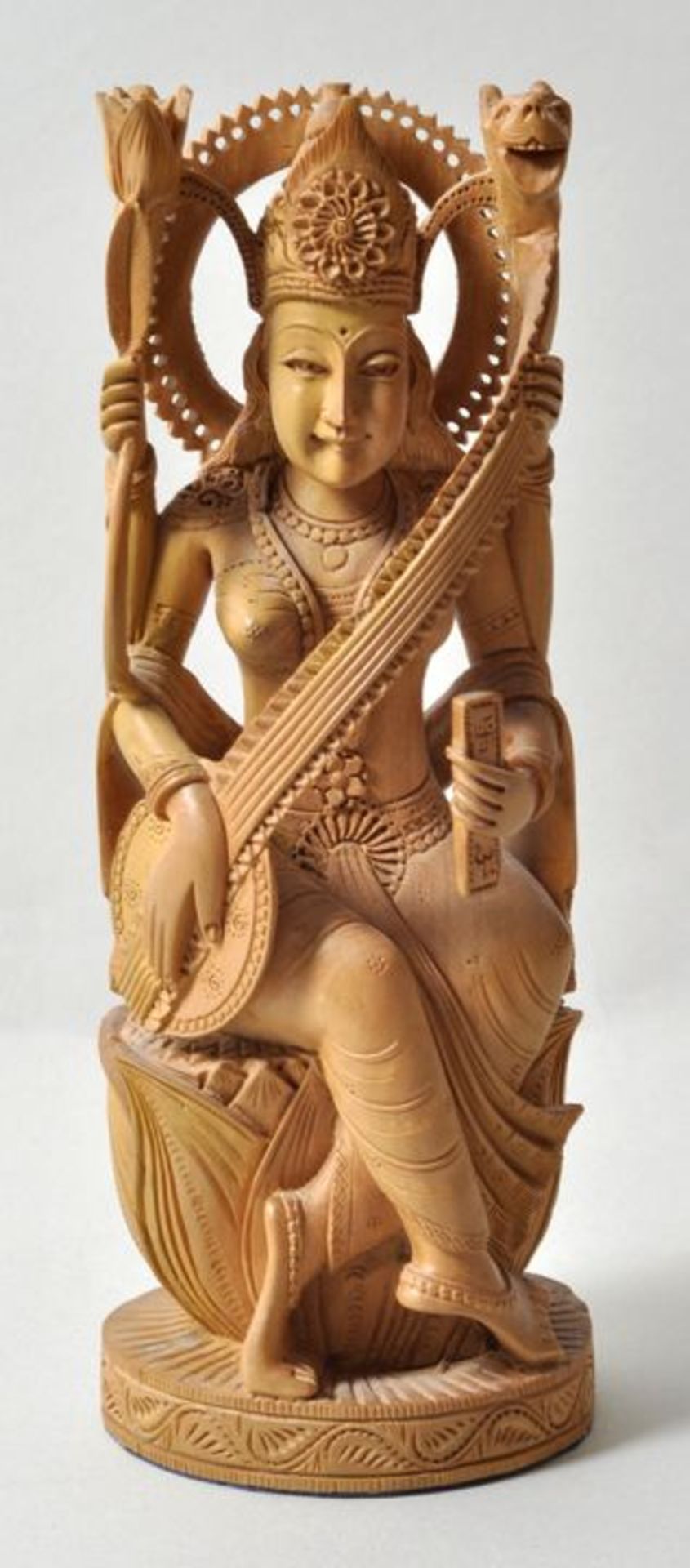 Indien. Sarasvati.Sandelholz, geschnitzt. Aufwenig gearbeitete Figur der hinduistischen Gottheit