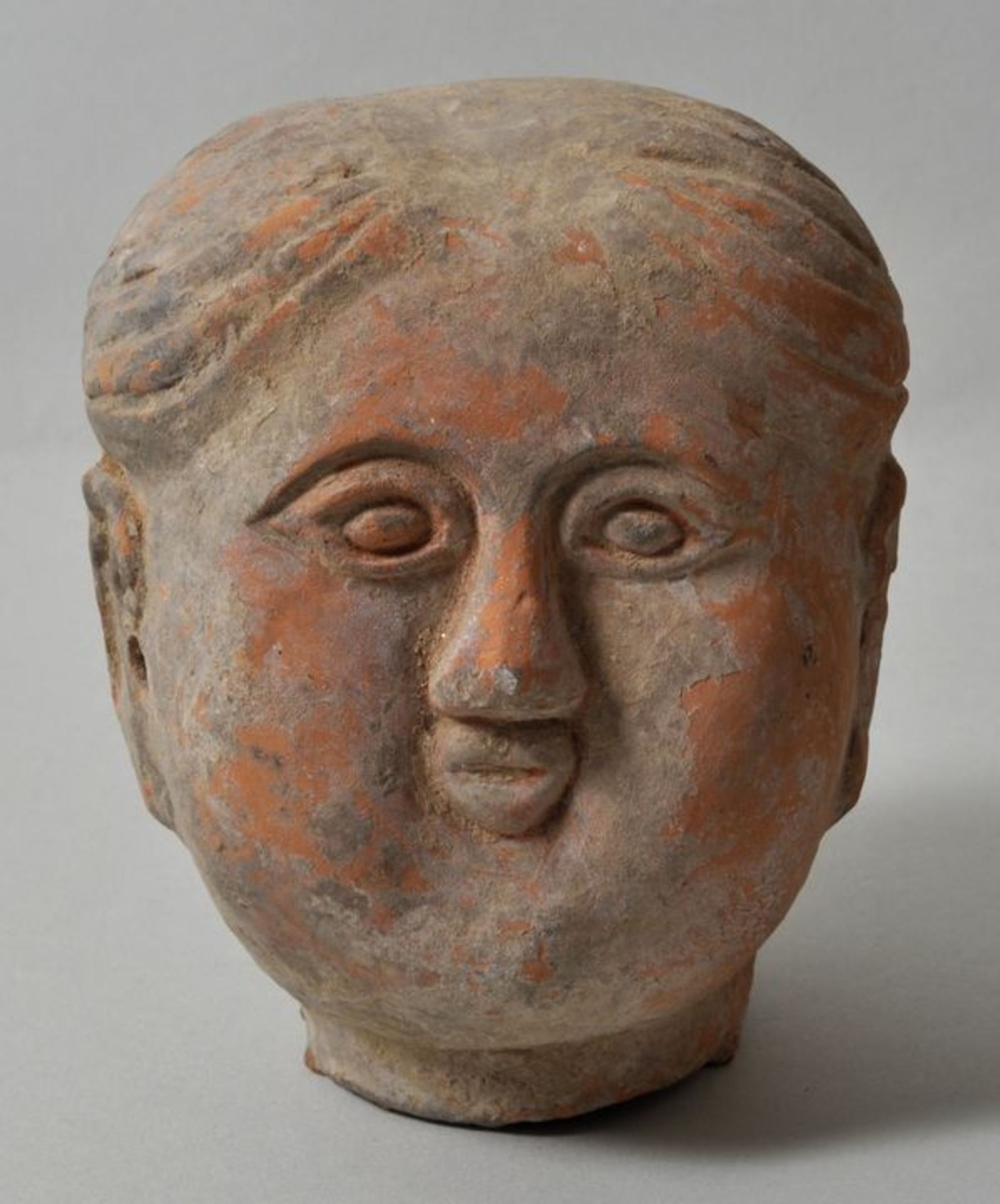 Kopf einer weiblichen Figur, China, im Stil der Han-DynastieTerrakotta, H. 12 cm- - -25.00 % buyer's