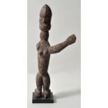 Alte Statuette, Nigeria, Yoruba o. BeninWeibliche Figur. Holz, geschnitzt, der rechte Arm fehlt.