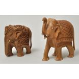 Indien. Elefanten.Sandelholz, geschnitzt. Zwei figürliche Darstellungen von indischen Elefanten.