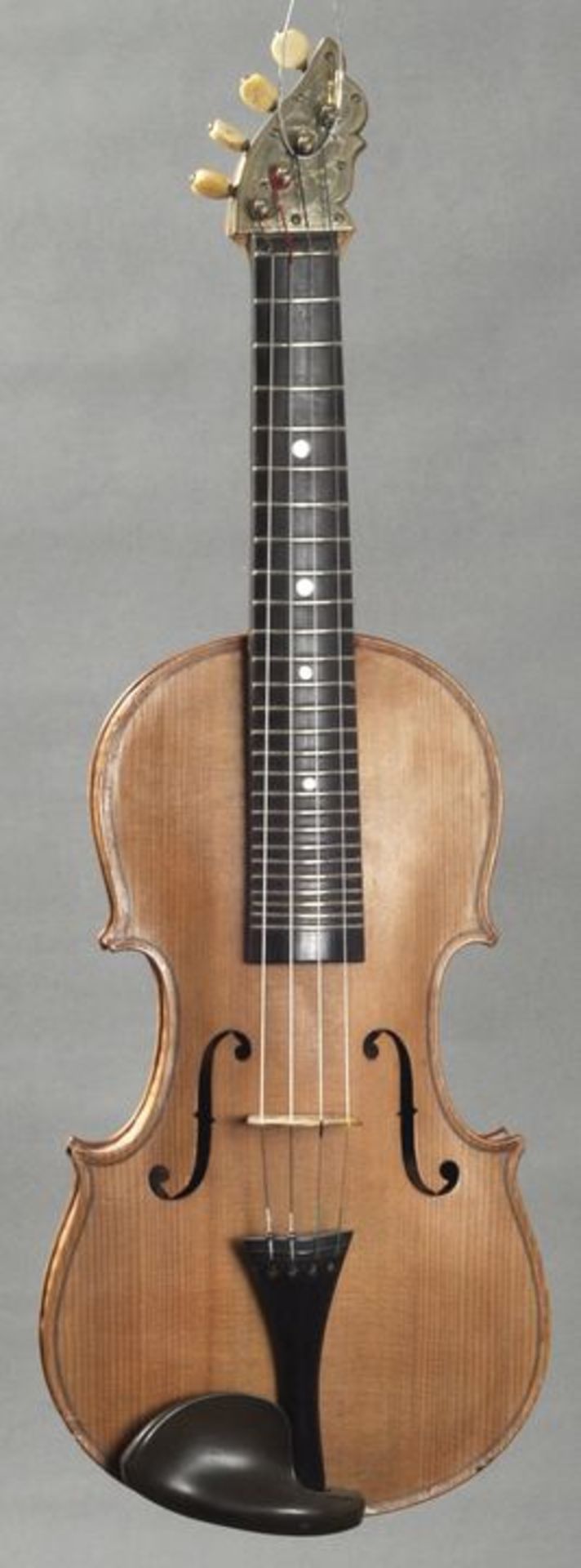 SchoßgeigeAhornkorpus in Violinform mit Nadelholzdecke, Hals mit Bundstäben, asymmetr. Wirbelbrett