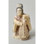 Netsuke-Okimono, Japan, 20. Jh.Musikerin mit Biwa (Instrument). Elfenbein, geschnitzt,