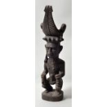 Ahnenfigur, Indonesien, NiasMännliche Figur in hockender Haltung, kronenähnliche Kopfbedeckung, in