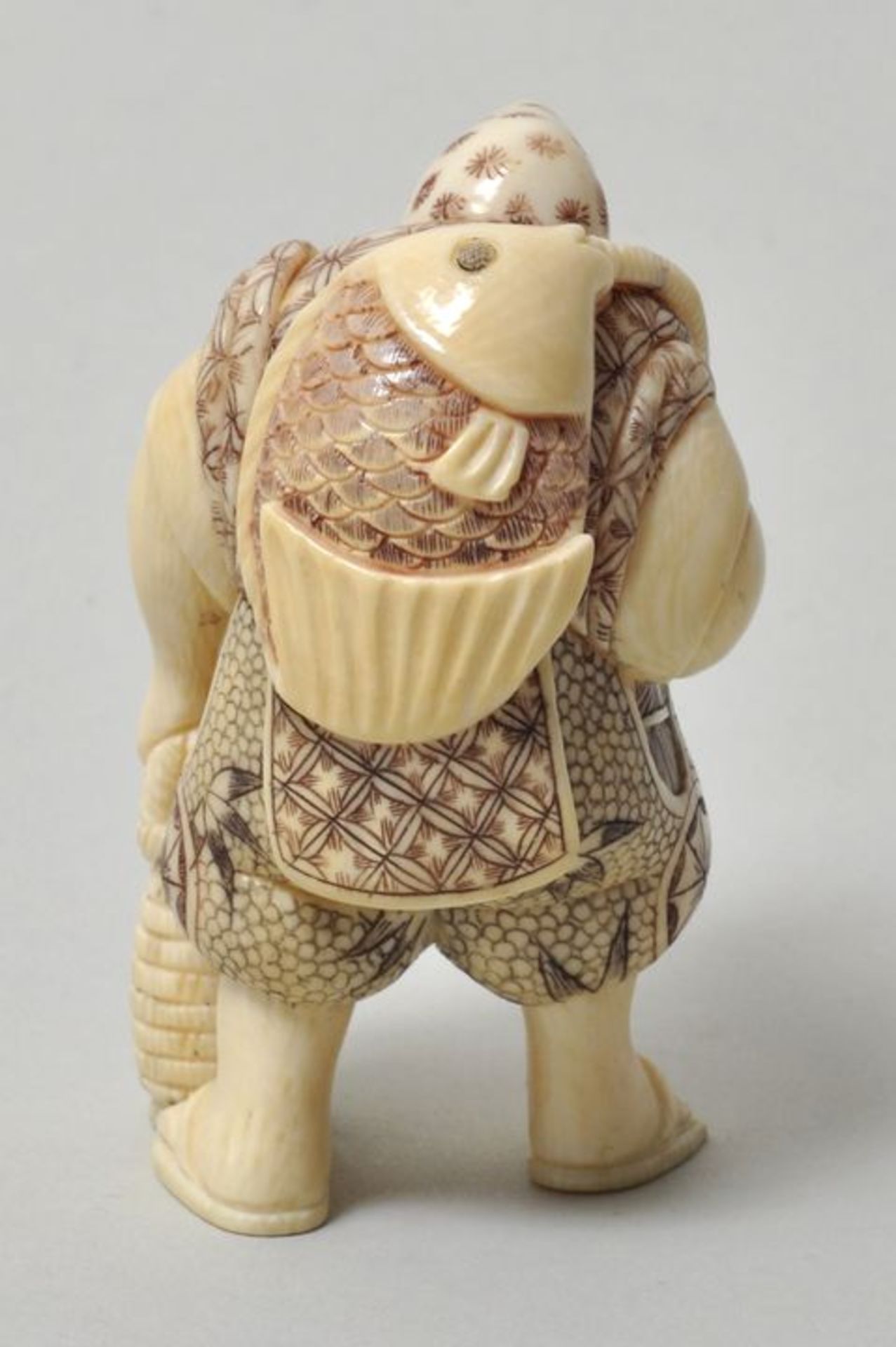 Netsuke-Okimono, Japan, 20. Jh.Fischer mit großem Fisch. Elfenbein, geschnitzt, Binnengravur - Bild 2 aus 2