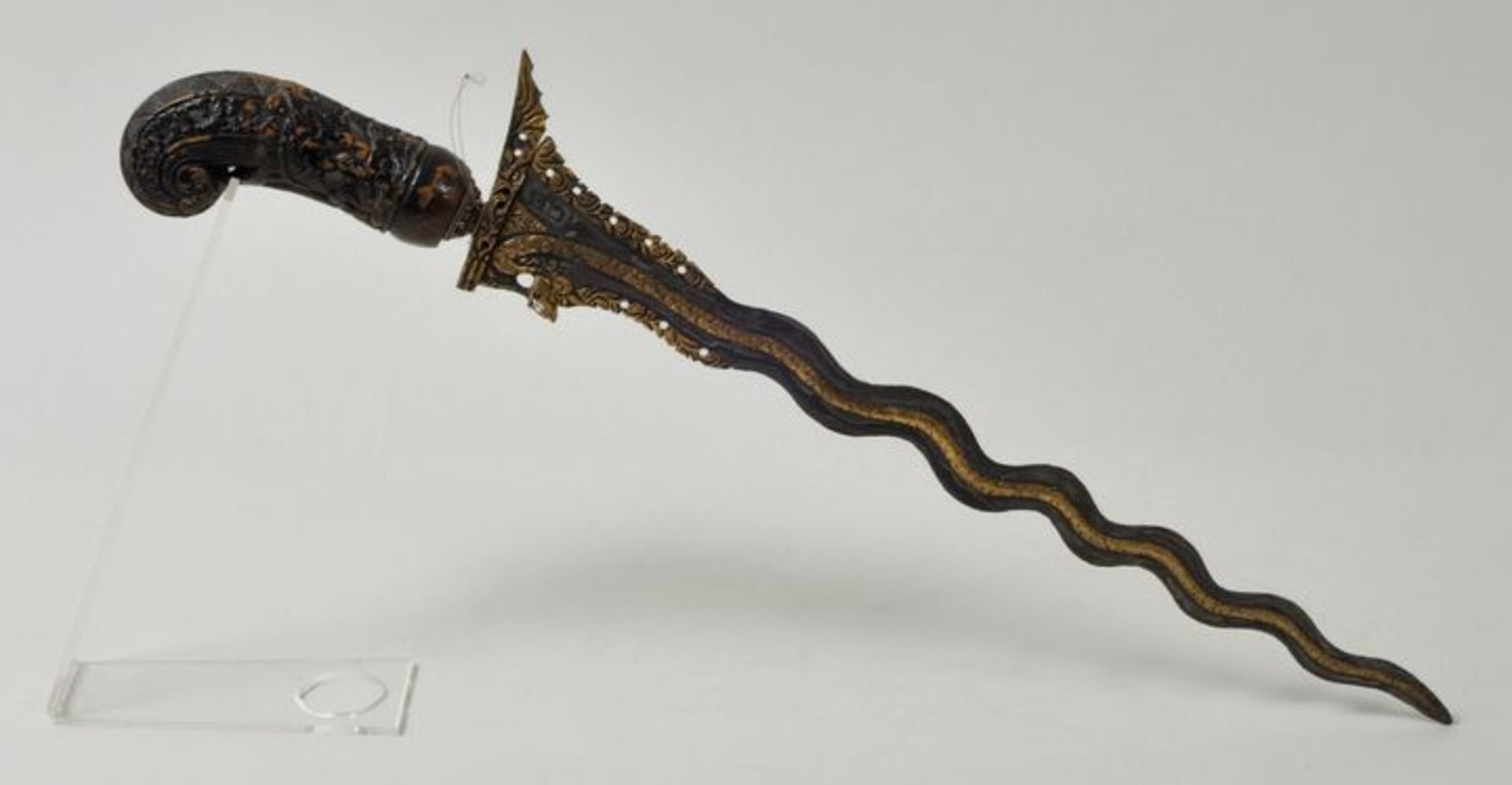 Schlangenkris (Keris Naga), IndonesienGewellte Pamorklinge, teilvergoldet, L. 35 cm, geschnitzter