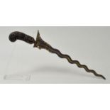 Schlangenkris (Keris Naga), IndonesienGewellte Pamorklinge, teilvergoldet, L. 35 cm, geschnitzter