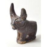 Votivstatuette Stier, Ausgrabung, Vorderer Orient (?)Ton, frei modelliert, bemalt, geritzte